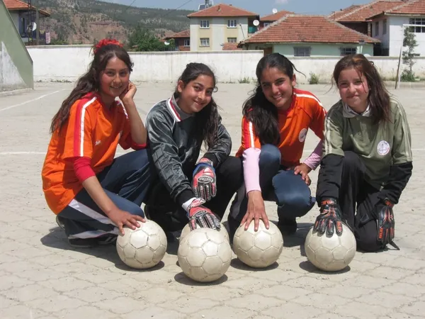 gokhan-ogretmen-17-yildir-kizlari-turk-futboluna-kazandiriyor-1669354416373.jpg