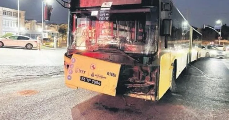 İETT otobüsü 2 araca çarptı: 1 yaralı