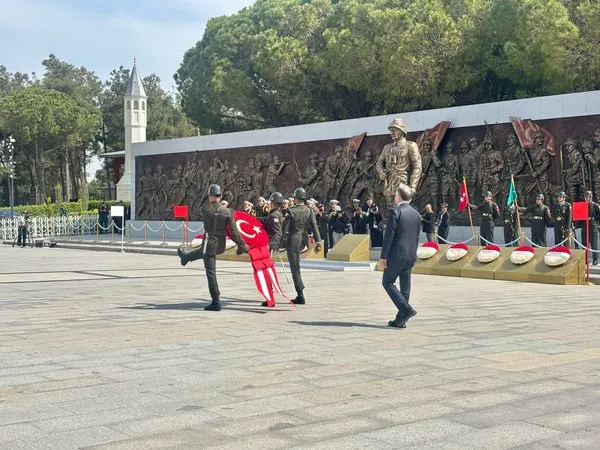 110-yillik-sanli-mucadele-sehitler-abidesinde-anildi-canakkale-kara-savaslarinin-110uncu-yildonumunde-duygusal-1745489723597.jpg