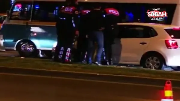 İzmir'de Yunus polisleri yol ortasında tartışan şahsın belindeki silahı böyle aldı