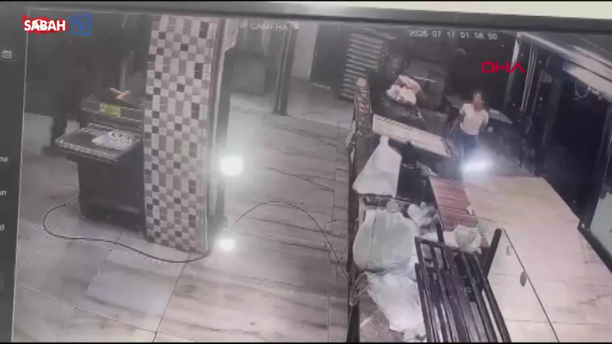 Fırının kasasından 10 bin lira çaldılar! O anlar kamerada | Video Fırının kasasından 10 bin lira çaldılar! O anlar kamerada | Video