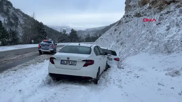 Kütahya'da kar yağışı nedeniyle kayganlaşan yolda kaza 2 yaralı