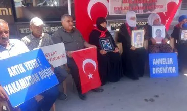 Muş'ta evlatlarına kavuşmak isteyen aileler DEM Parti önündeki eylemlerini sürdürdü #mus