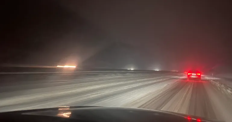 Almanya’da yoğun kar ulaşımı felç etti
