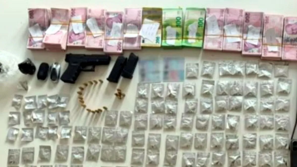 Polis ekipleri tarafından durdurulan şüpheli otomobil ve içinden çıkan uyuşturucu saklama düzeneği.