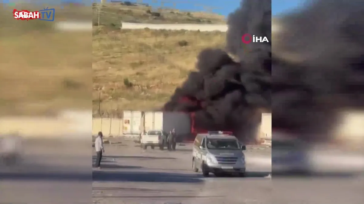 Bir tır yandı, diğer tıra sıçradı! Kullanılamaz hale geldiler videosunu izle Bir tır yandı, diğer tıra sıçradı! Kullanılamaz hale geldiler videosunu izle