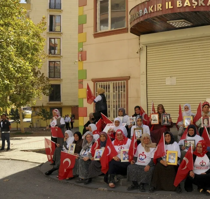 diyarbakir-anneleri-ankarada-toplaniyor-yuregi-evlat-acisiyla-yanan-tum-aileleri-bekliyoruz-1725260704594.jpg