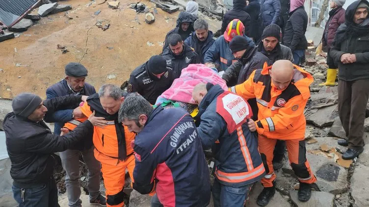 SON DAKİKA: Deprem sonrası mucize kurtuluşlar! Gözyaşları sel olup aktı!