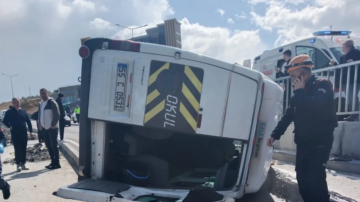 Samsun'da korkutan kaza: Minibüs kavşakta devrildi…