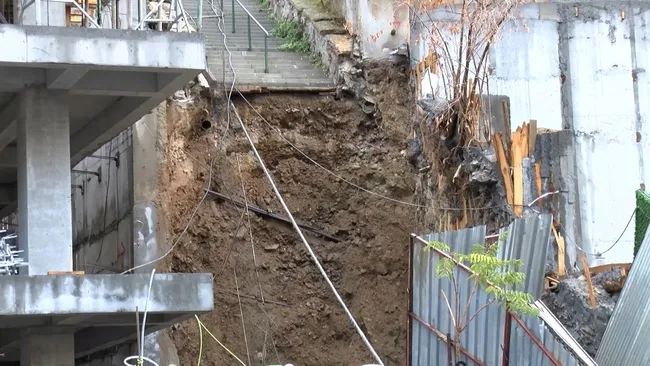 istanbulda-korku-dolu-gece-saganak-yagis-metropolu-felc-etti-taksimde-kaos-vatan-caddesinde-yol-coktu-araclar-1761391324371.jpg (1920×1080)