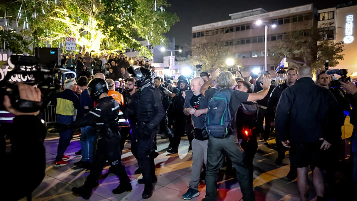 Katil Netanyahu’ya büyük öfke! Tel Aviv’de savaş karşıtı göstericilere polisten sert müdahale Katil Netanyahu’ya büyük öfke! Tel Aviv’de savaş karşıtı göstericilere polisten sert müdahale