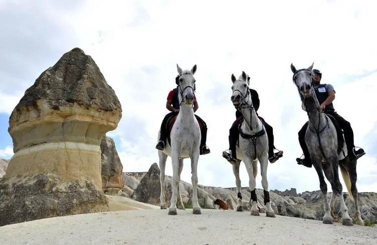 Kapadokya vadilerini at sırtında geziyorlar