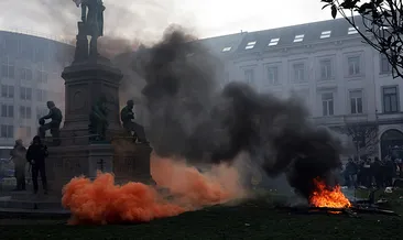 AB Liderler Zirvesi sırasında alevler yükseldi: İşaret fişekleri yakıldı tabut ateşe verildi