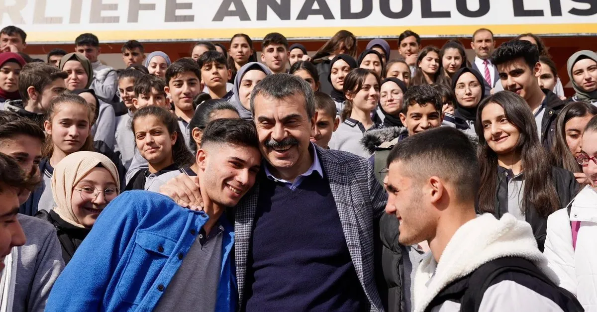 Milli Eğitim Bakanı Tekin Erzurum da öğrencilerle iftar yaptı