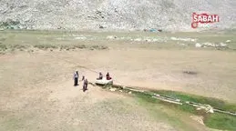 2 bin 500 rakımlı yaylada görüntülendiğini fark eden çoban sopa ile drone kovaladı