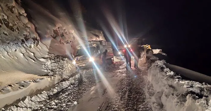 Siirt’te karda mahsur kalan araç kurtarıldı