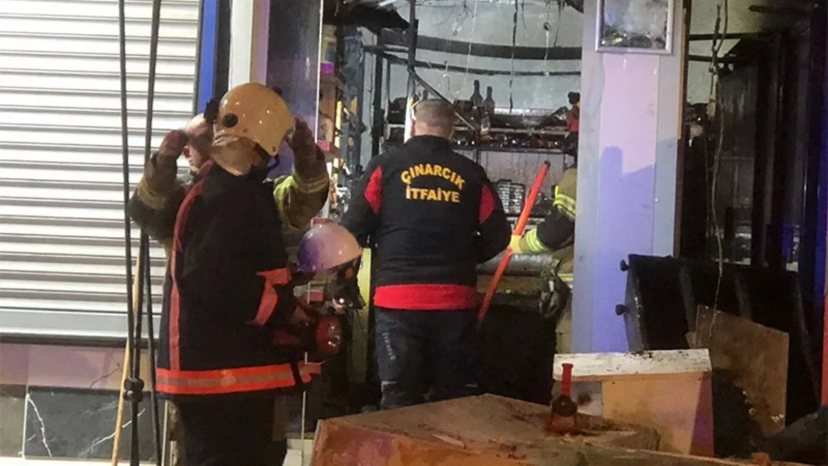 Ailesiyle tartışan genç tekel bayisini ateşe verdi: 2 yaralı Ailesiyle tartışan genç tekel bayisini ateşe verdi: 2 yaralı