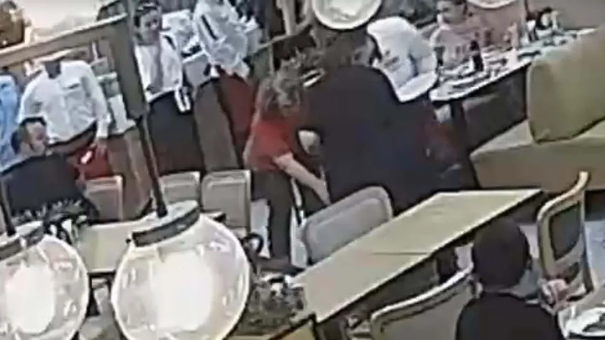Minik Mercan restoranda kabusu yaşamıştı: Dehşet anlarının görüntüsü ortaya çıktı! Kızgın tereyağı… Minik Mercan restoranda kabusu yaşamıştı: Dehşet anlarının görüntüsü ortaya çıktı! Kızgın tereyağı…