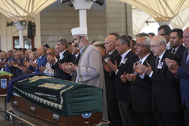 kemal-kilicdaroglu-ile-ozgur-ozel-arasinda-soguk-tokalasma-cenaze-toreninde-genel-baskan-benim-krizi-1784309220925.jpeg Kemal Kılıçdaroğlu ile Özgür Özel arasında soğuk tokalaşma! Cenaze töreninde