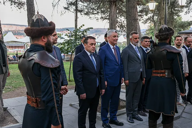 bakan-bolat-ertugrul-gazi-turbesini-ziyaret-etti-1787166815927.jpeg