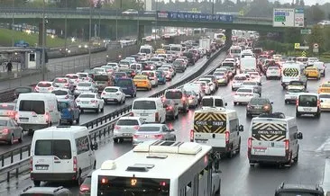 İstanbul’da etkili olan sağanak nedeniyle trafikte yoğunluk oluştu