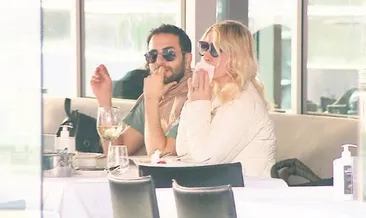 Çiçeği burnunda evliler yemekte