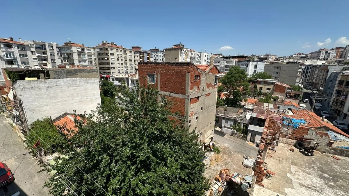 İzmir’deki tabut binaya kaçak inşaat! Tabut binalara yapılan kaçak inşaat valiliğe şikayet edildi