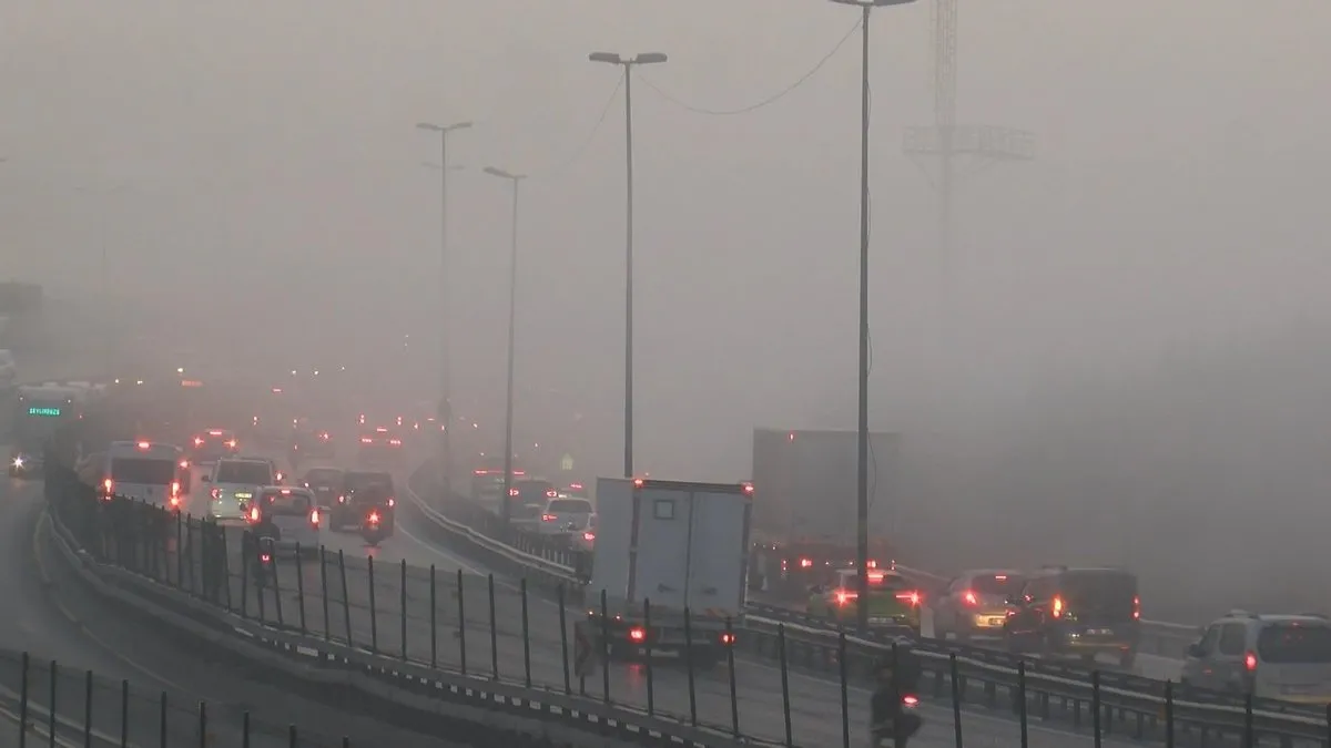 İstanbul güne yoğun sis ile uyandı: Trafik kilitlendi! Şehri kaplayan beyaz örtü kameralara böyle yansıdı İstanbul güne yoğun sis ile uyandı: Trafik kilitlendi! Şehri kaplayan beyaz örtü kameralara böyle yansıdı