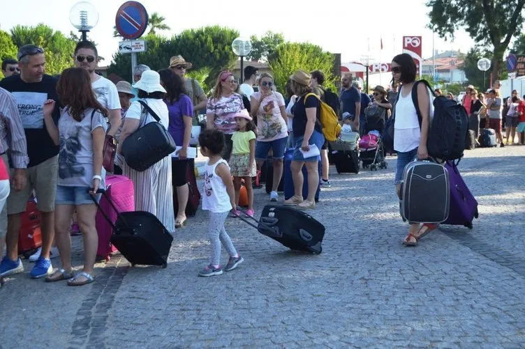 Yerli turist Yunanistan için kuyruk bekliyor