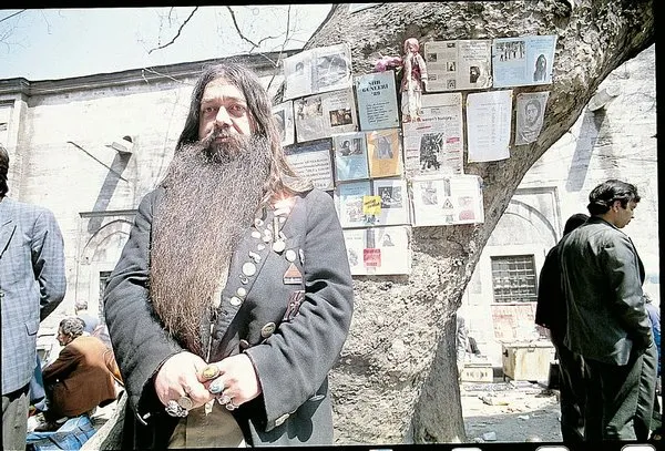 Çınarın altında değilsem üzülüyorlar