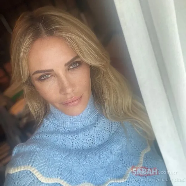 39 yaşındaki Gül Gölge�nin mavi mayosuyla kumsalda verdiği pozlar olay