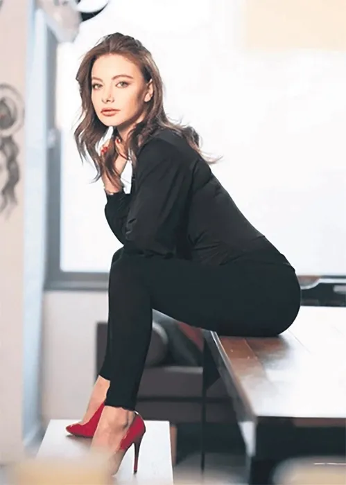 Sedef Şahin oyunculuk sektöründe yaşananları GÜNAYDIN’a anlattı: Menajerler biat etmeyenin hayatını karartıyor