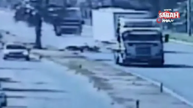 Kamyon seyir halindeki motosikletliye böyle çarptı | Video