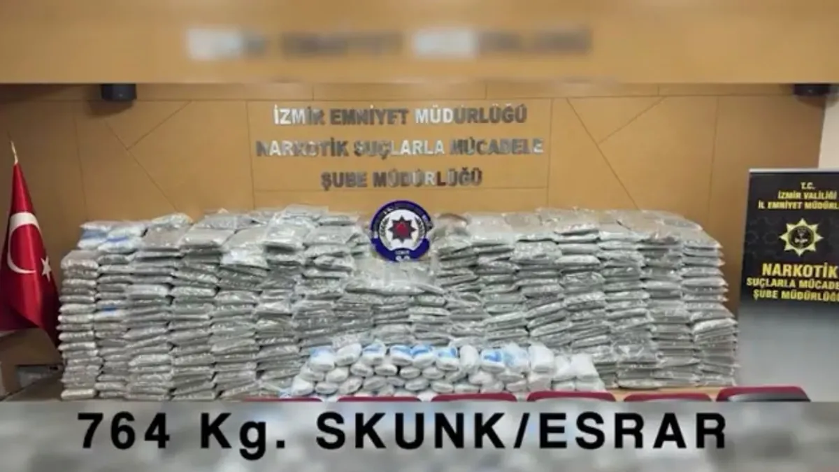 İzmir'de 764 kilo uyuşturucu maddesi ele geçirilen tekneye operasyon.