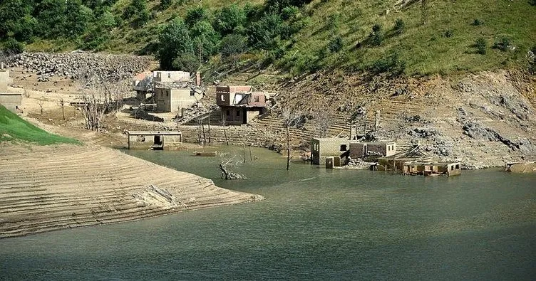 Sular çekildi köy ortaya çıktı