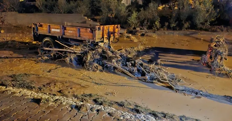 Çorum’u sel vurdu: Yollar göle döndü