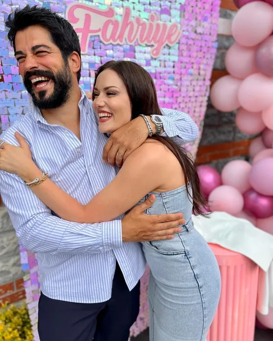 Gözde çiftimizden aile saadeti pozları! Burak Özçivit ve Fahriye Evcen’den eğlenceli tatil paylaşımları!