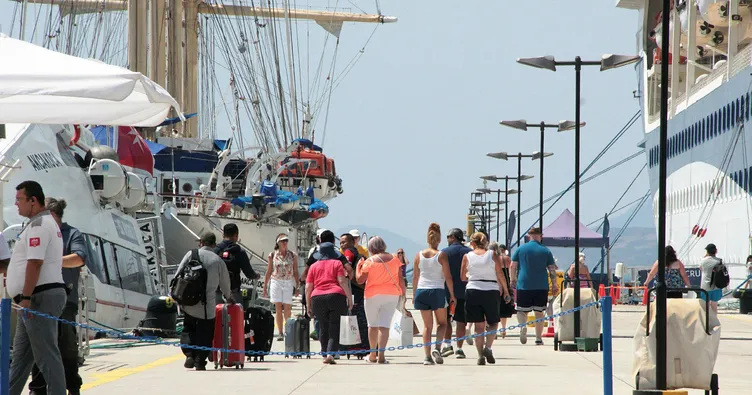 Bodrum’a iki gemi dolusu turist geldi