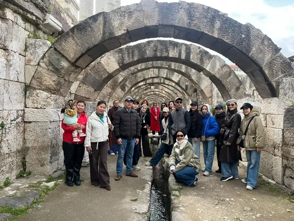 bakan-ersoy-acikladi-bayramda-muzeler-doldu-tasti-efes-hierapolis-ve-gobeklitepe-zirvede-1780388433340.jpeg
