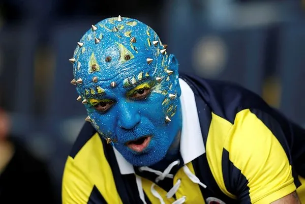 Fenerbahçe-Galatasaray derbisinde tribünler rengarenk