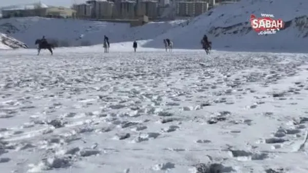 Buz gibi havada kar üstünde cirit antrenmanı nefes kesti | Video