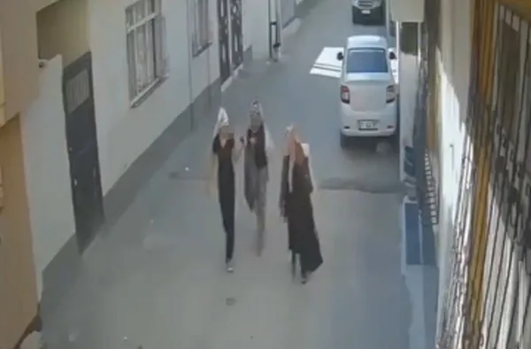 adanada-pes-dedirten-rahatlik-3-kadin-hirsiz-evde-ne-buldularsa-caldilar-o-anlar-kameraya-boyle-yansidi-1781421328124.jpg