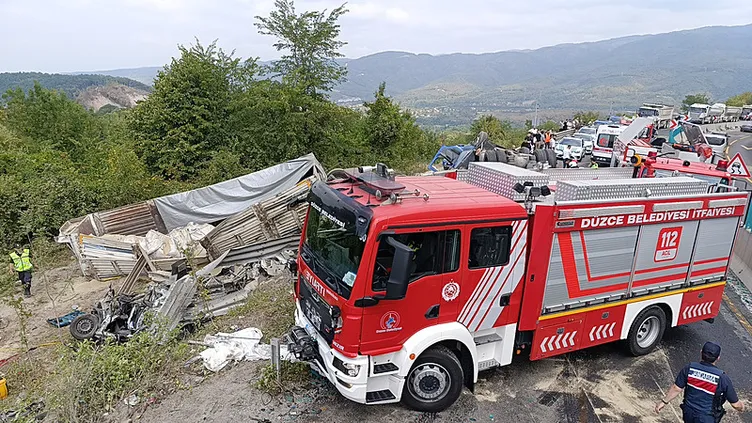 Bolu Dağı’nda kum yüklü TIR, otomobile çarptı! Feci kazada can kaybı 3'e yükseldi
