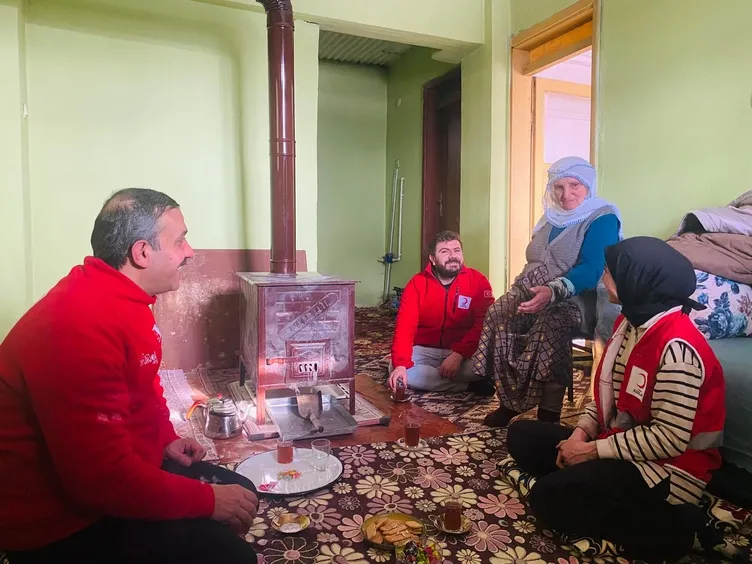 Kızılay Ağrı Şubesi, zorlu kış şartlarına rağmen yardımlarını sürdürüyor