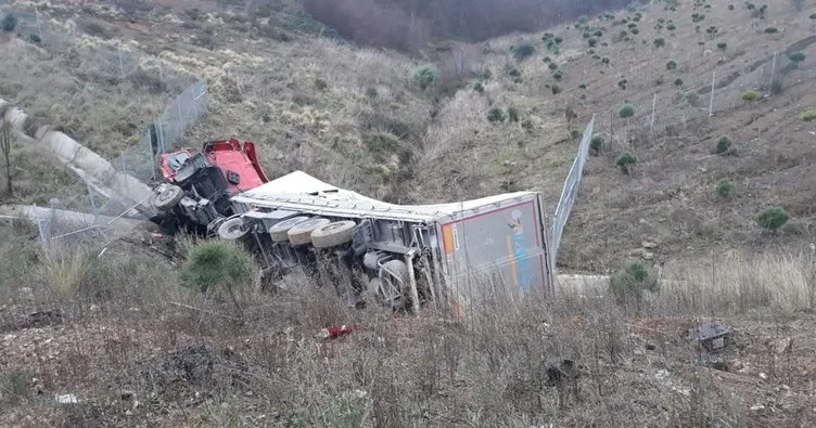 Kuzey Marmara Otoyolu’nda tır şarampole yuvarlandı