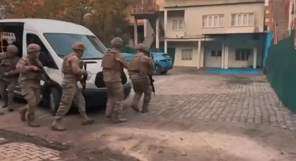 batman-merkezli-23-ilde-dev-bahis-operasyonu-6-milyar-tl-islem-hacmi-27-tutuklama-1764761092138.jpg