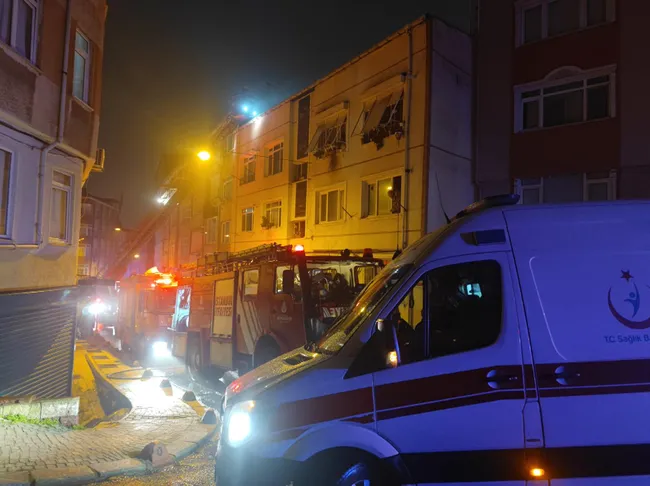 istanbul-uskudarda-yangin-panigi-alevler-guclukle-kontrol-altina-alindi-1739859157616.jpg