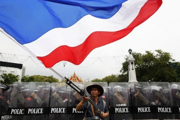 Tayland'da on binlerce protestocuya karşılık 15 bin polis