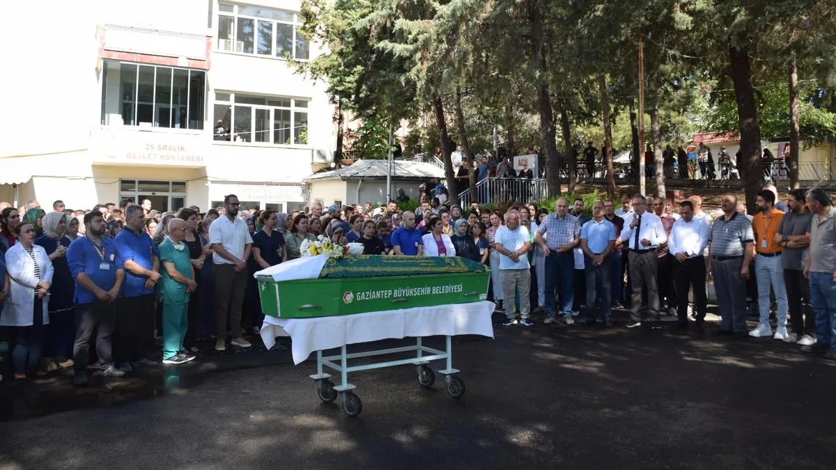 Hastane odasında yatan bir hemşirenin görüntüsü.