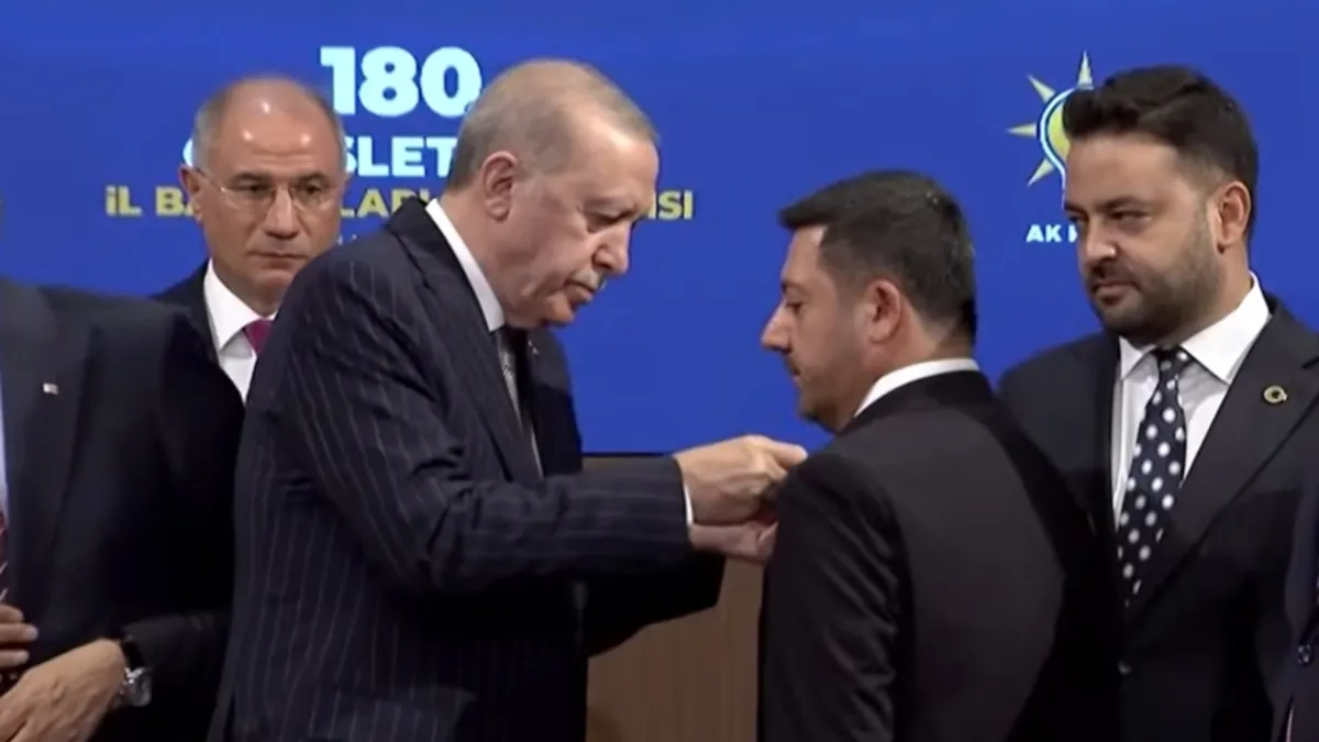 SON DAKİKA… Mesut Özarslan, Rasim Arı ve Mehmet Özcan AK Parti’de! Rozetlerini Başkan Erdoğan taktı SON DAKİKA… Mesut Özarslan, Rasim Arı ve Mehmet Özcan AK Parti’de! Rozetlerini Başkan Erdoğan taktı